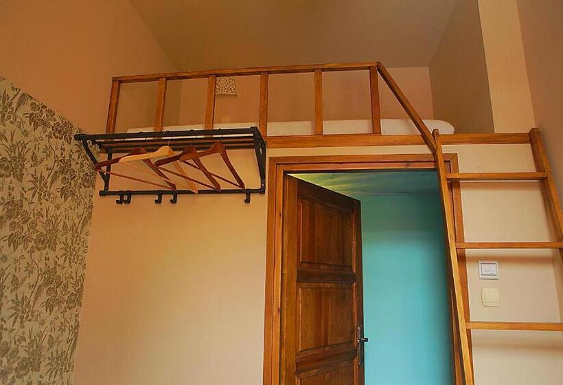 اتاق استاندارد با سرویس بهداشتی مشترک, Angel Hostel