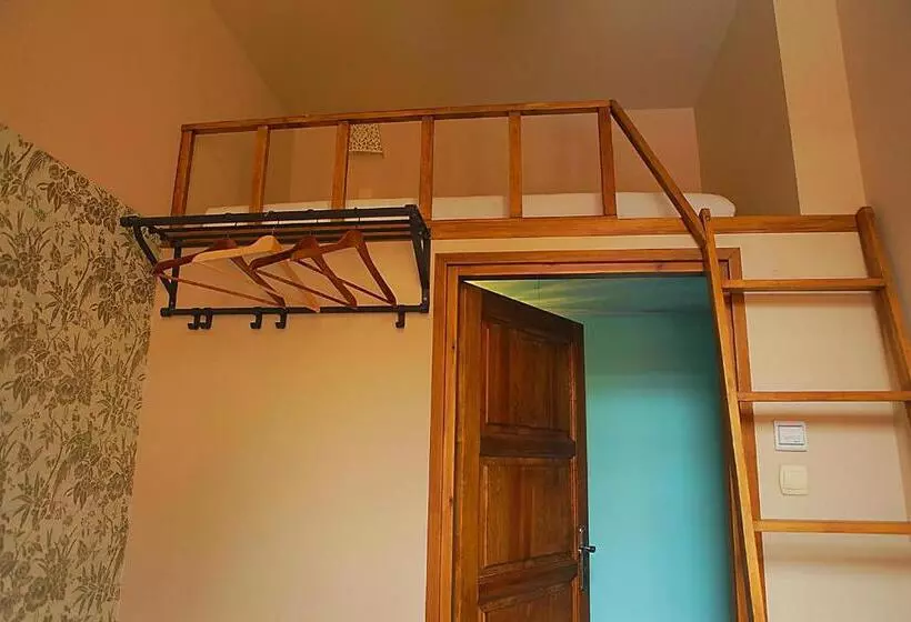 اتاق استاندارد با سرویس بهداشتی مشترک, Angel Hostel