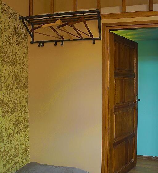 اتاق استاندارد با سرویس بهداشتی مشترک, Angel Hostel