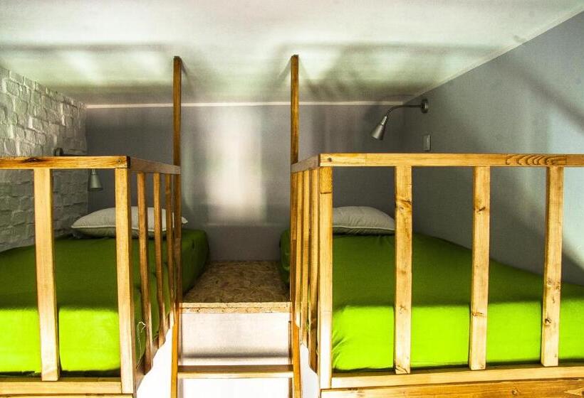 اتاق استاندارد با سرویس بهداشتی مشترک, Angel Hostel