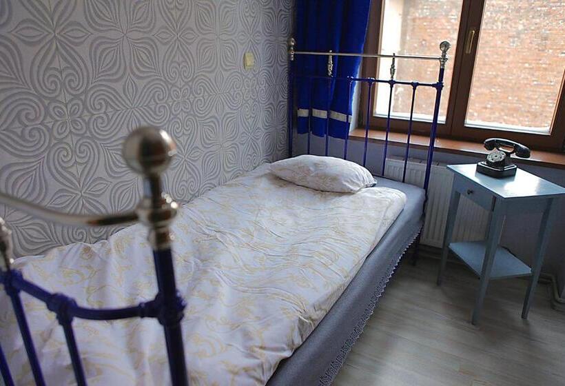 اتاق استاندارد با سرویس بهداشتی مشترک, Angel Hostel