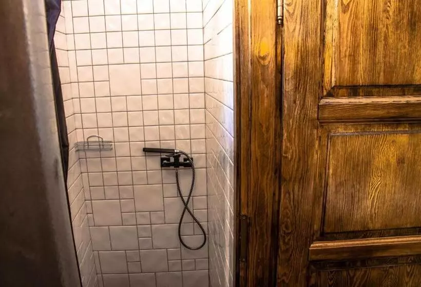 اتاق استاندارد سه تخته با سرویس بهداشتی مشترک, Angel Hostel