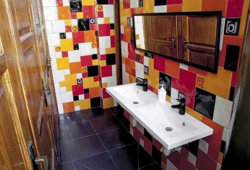 اتاق استاندارد سه تخته با سرویس بهداشتی مشترک, Angel Hostel