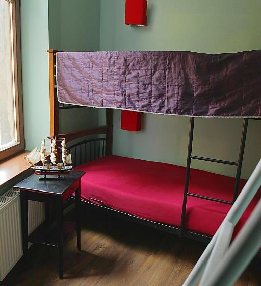 اتاق استاندارد سه تخته با سرویس بهداشتی مشترک, Angel Hostel