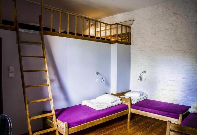 اتاق استاندارد سه تخته با سرویس بهداشتی مشترک, Angel Hostel