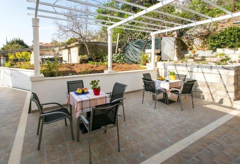 Апартаменты 1 Спальня с Террасой, Kusalo Guesthouse