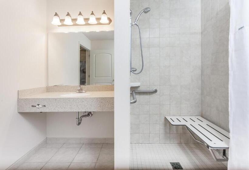 Номер Deluxe Адаптированный для Инвалидов, Days Inn By Wyndham Pentwater