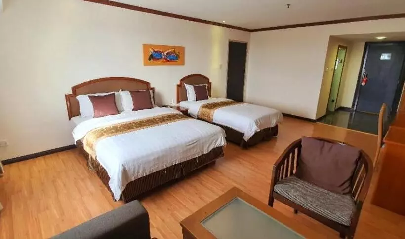 Deluxe Kolmen Hengen Huone, Kemena Hotel Bintulu