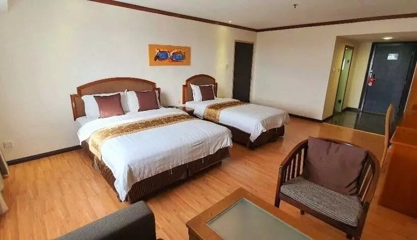 Deluxe Kolmen Hengen Huone, Kemena Hotel Bintulu