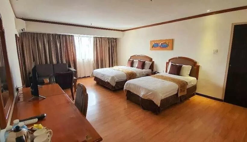 Deluxe Kolmen Hengen Huone, Kemena Hotel Bintulu