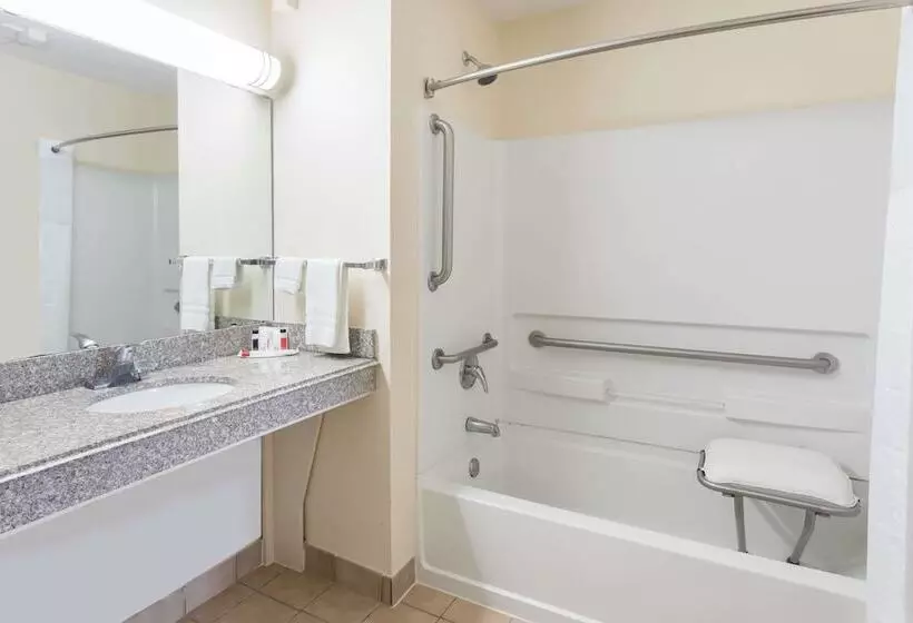 Standard-huone 2 Parivuodetta, Super 8 By Wyndham Baton Rouge/i10
