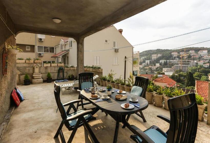 带一个卧室和一个阳台的海景公寓, K Apartments