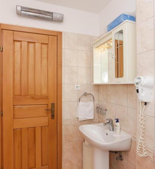 带一个卧室和一个阳台的海景公寓, K Apartments