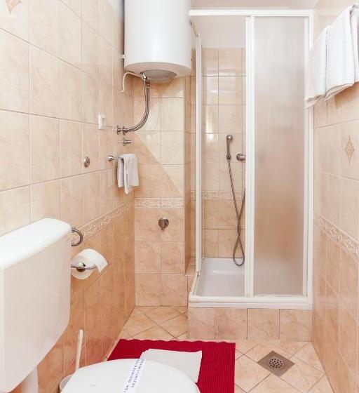 带一个卧室和一个阳台的海景公寓, K Apartments