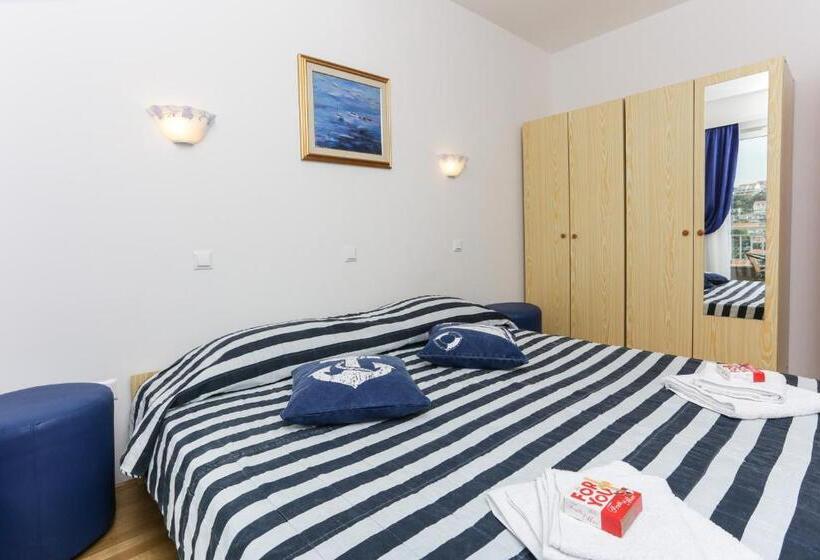 带一个卧室和一个阳台的海景公寓, K Apartments