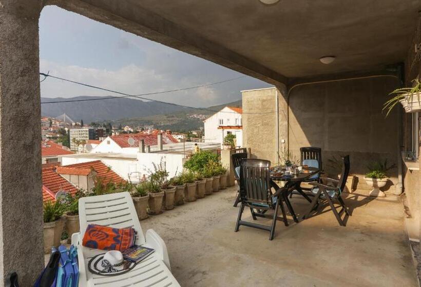 带一个卧室和一个阳台的海景公寓, K Apartments