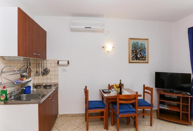 带一个卧室和一个阳台的海景公寓, K Apartments