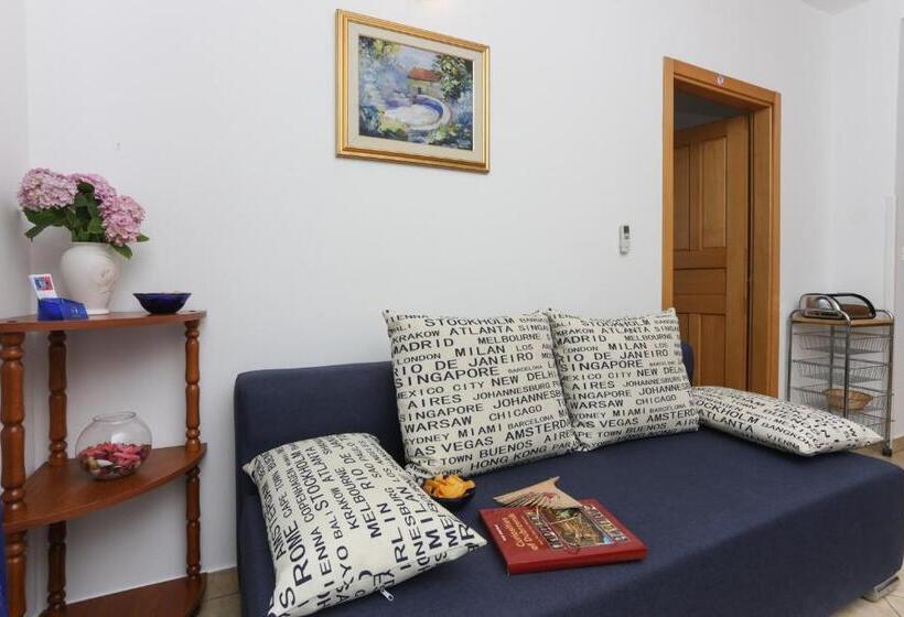 带一个卧室和一个阳台的海景公寓, K Apartments