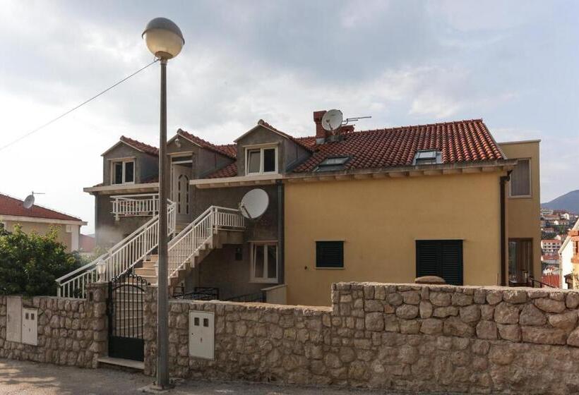 带城市景观带一个卧室的公寓, K Apartments