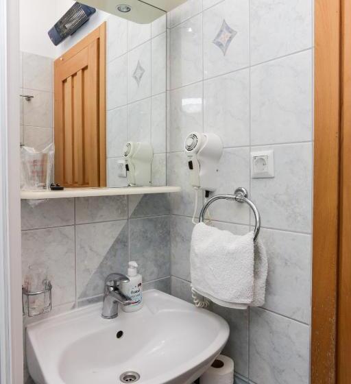 带城市景观带一个卧室的公寓, K Apartments