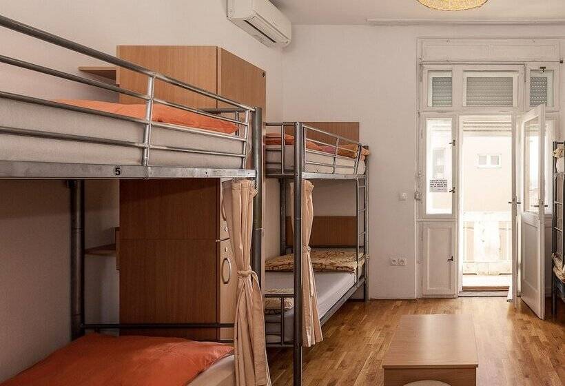 Vuode Makuusalissa, Hostel Split Backpackers