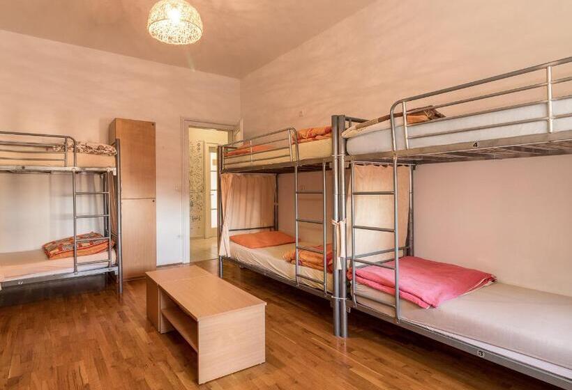 Vuode Makuusalissa, Hostel Split Backpackers