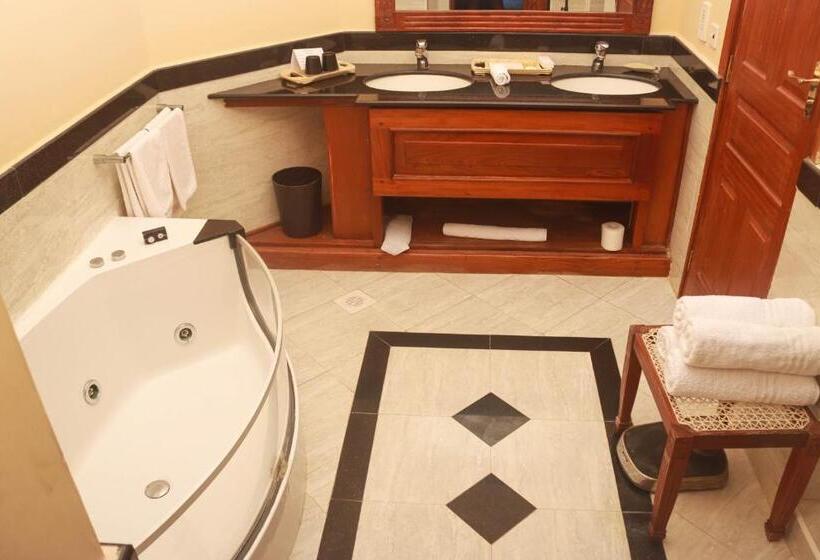 سوییت, Ocean Beach Resort & Spa