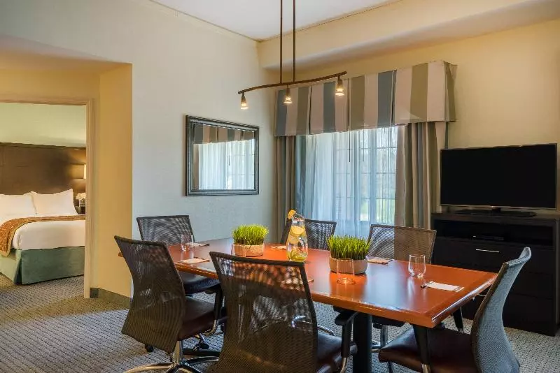 キングサイズベッドのスイートルーム, Staybridge Suites Wilmington   Brandywine Valley, An Ihg