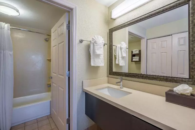 キングサイズベッドのスイートルーム, Staybridge Suites Wilmington   Brandywine Valley, An Ihg