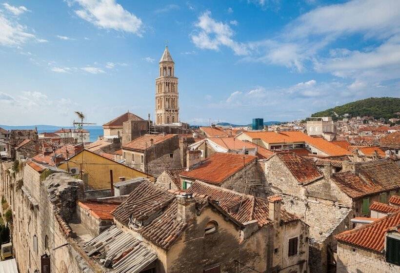 ３ベッドルームアパートメント, In The Palace