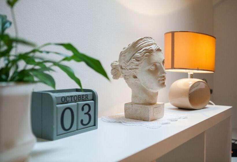 ３ベッドルームアパートメント, In The Palace