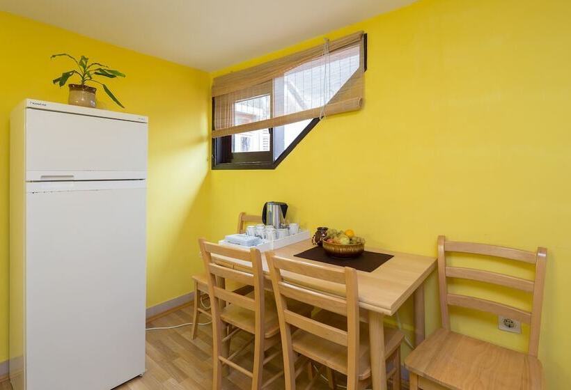 ３ベッドルームアパートメント, In The Palace