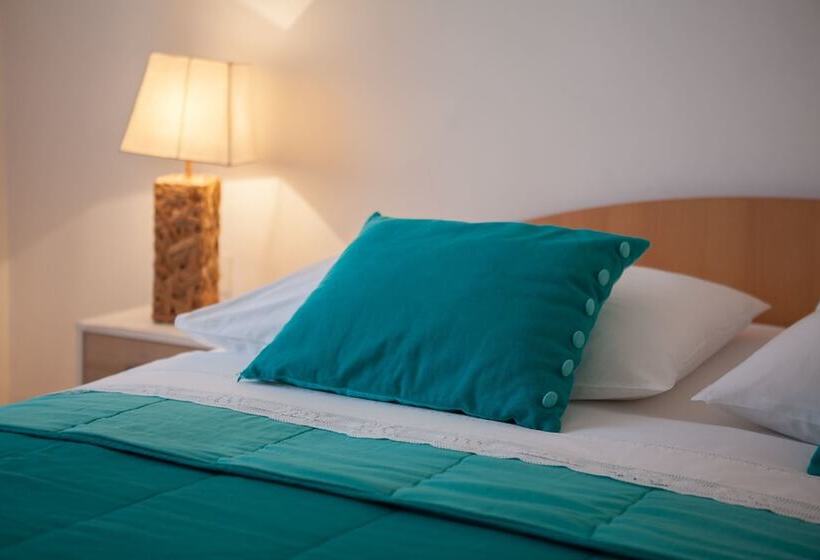 ３ベッドルームアパートメント, In The Palace