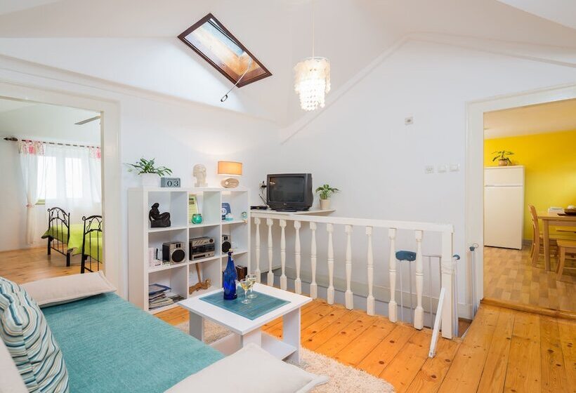 ３ベッドルームアパートメント, In The Palace