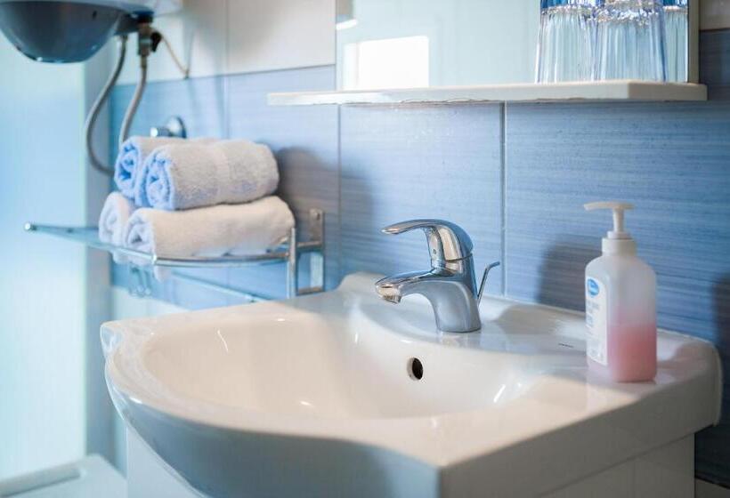 スタンダードシティビュールーム, In The Palace