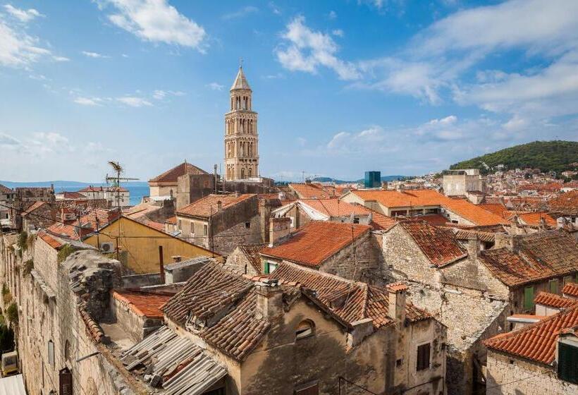 ３ベッドルームアパートメント, In The Palace