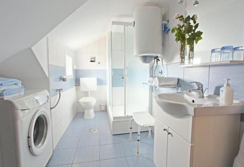 ３ベッドルームアパートメント, In The Palace