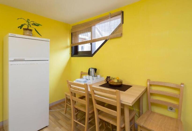 ３ベッドルームアパートメント, In The Palace