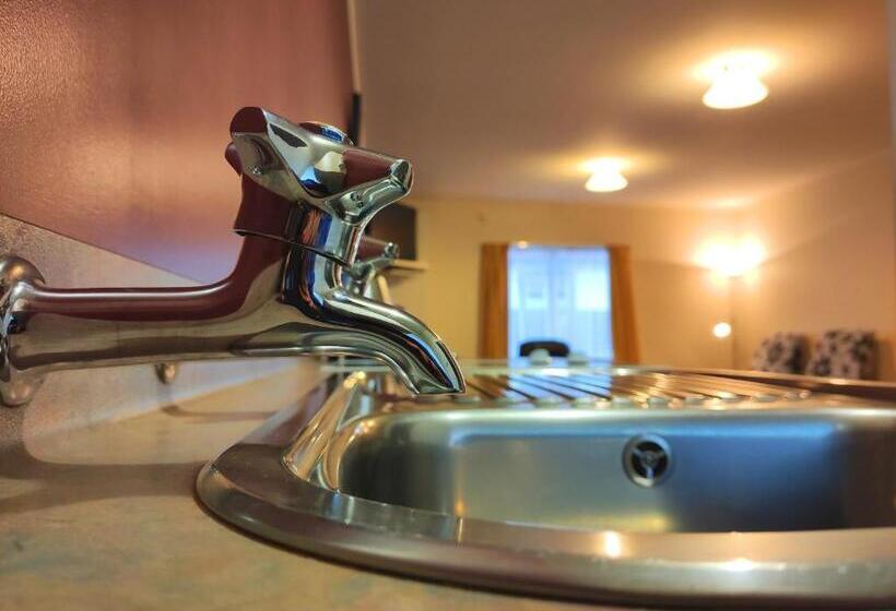 إستوديو سوبيريور, Braemar Motor Lodge