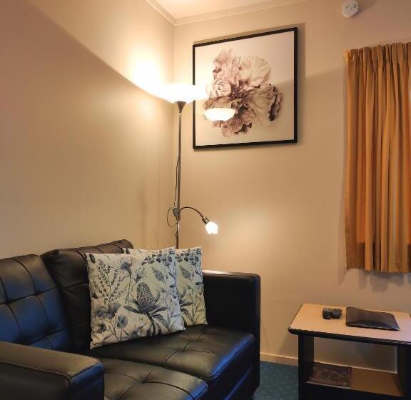 إستوديو سوبيريور, Braemar Motor Lodge