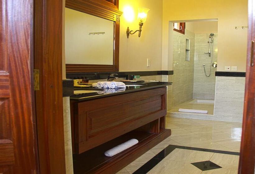 سوییت, Ocean Beach Resort & Spa