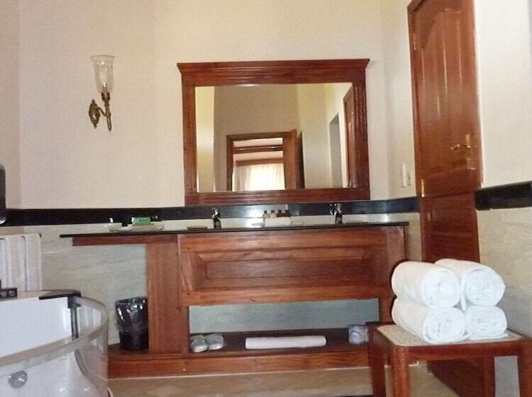 سوییت, Ocean Beach Resort & Spa