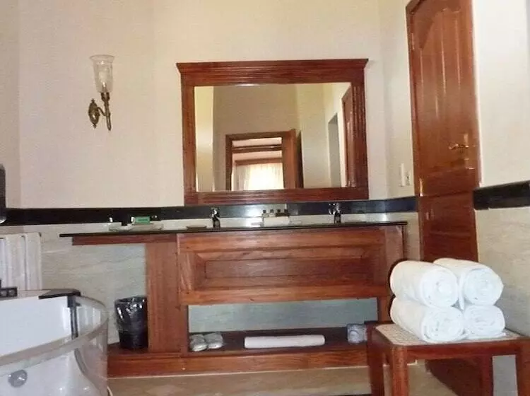 سوییت, Ocean Beach Resort & Spa