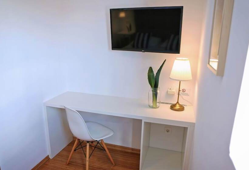 이코노미 룸, Delfin