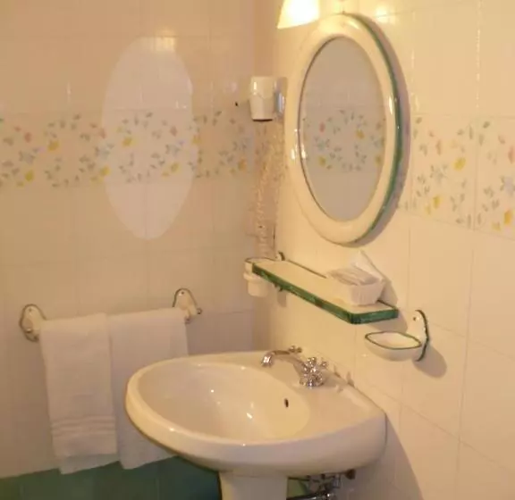 اتاق استاندارد سه نفره, Savoia