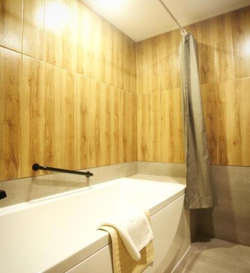 חדר דלוקס, Gumi Century