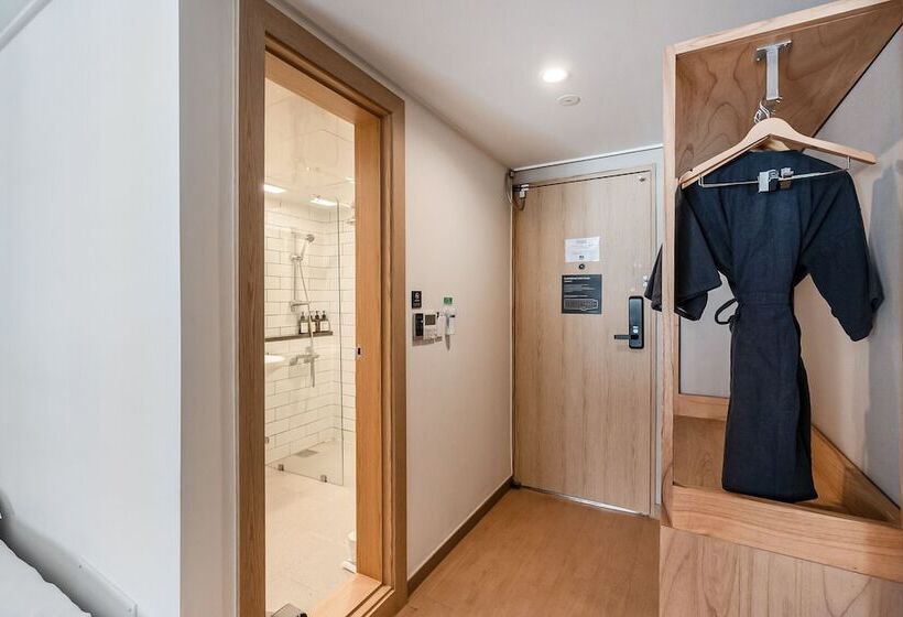 חדר דלוקס, Heyy Seogwipo