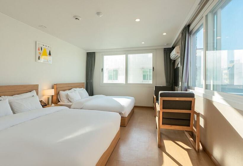 חדר משפחתי, Heyy Seogwipo