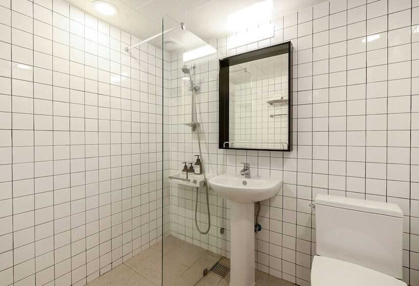 חדר אקונומי, Heyy Seogwipo