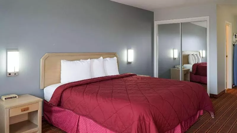 キングサイズベッドのスタンダードルーム, Rodeway Inn